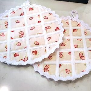 SLICED STRAWBWERRY Pie Hot Pad / NEW / Quilted Cotton and 2 coasters